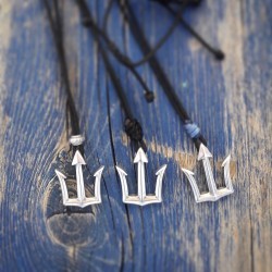 Ανδρικό μενταγιόν Τρίαινα  KLA0092